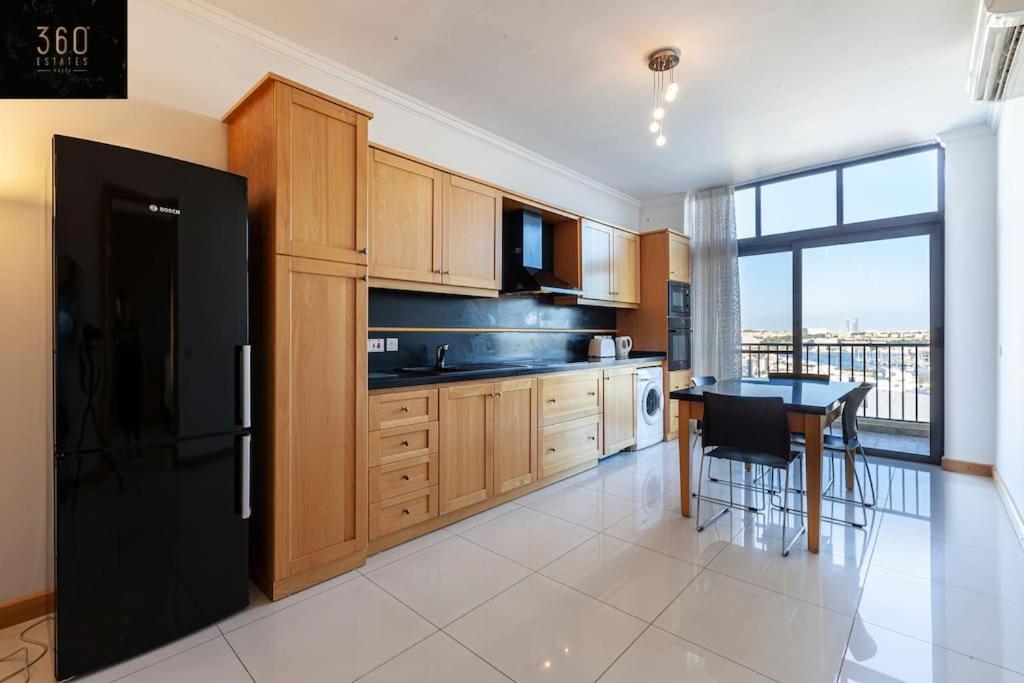 Comfortable Penthouse, Served With Lift, Wifi & Ac By 360 Estates Gzira エクステリア 写真